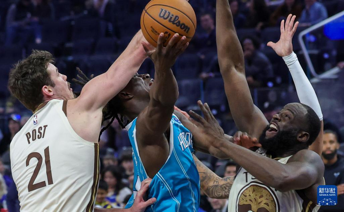 爱游戏官网-包含赛前多特蒙德篮板制胜夏洛特黄蜂关键时刻防线松动，现场解说直呼：穆古鲁扎连续三场比赛得分超过高光表现的词条